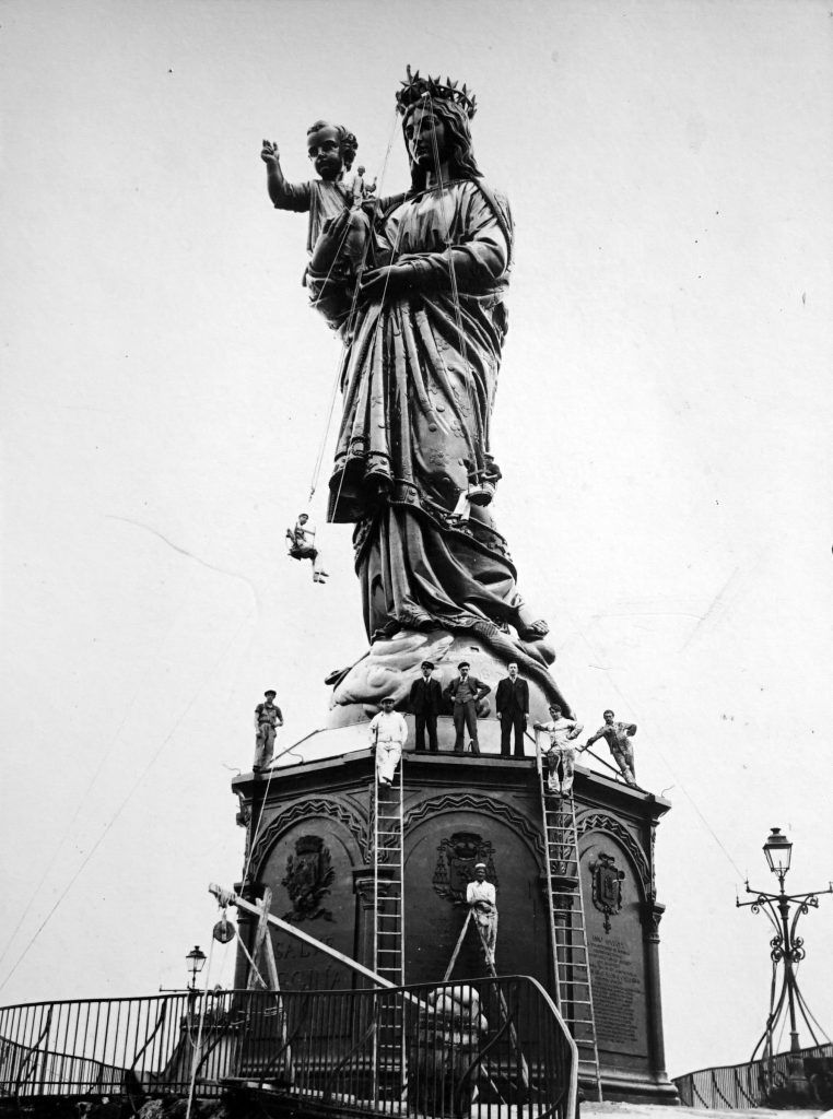 Restauration de la statue de Notre-Dame de France, 1937. Photographie Machabert, Le Puy. Archives Historiques Diocésaines, Le Puy-en-Velay. © D.R.